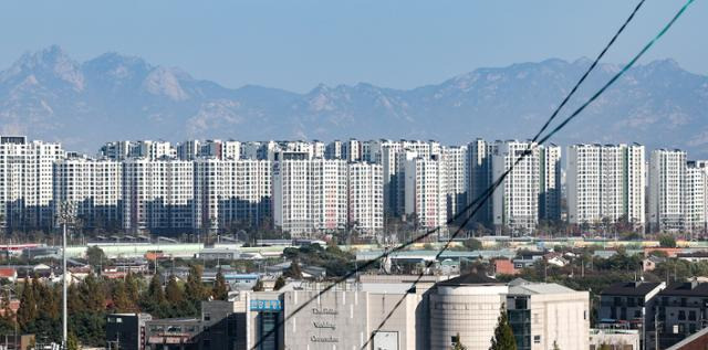 2일 오후 경기 김포시의 한 아파트 단지 뒤로 북한산이 펼쳐져 있다. 뉴시스