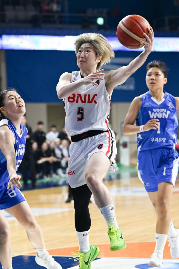 부산 BNK 썸 안혜지가 레이업 슛을 시도하고 있다. 사진=WKBL