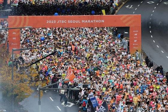 5일 열린 JTBC 서울 마라톤에서 힘차게 출발하는 참가자들. 장진영 기자 '