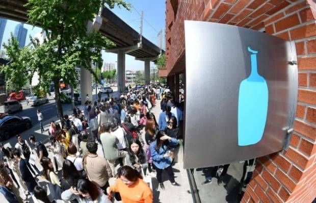 성수동은 최근 MZ세대가 자주 오가는 '힙플레이스'다. 사진은 블루보틀 1호점 개점식의 모습.(사진=한경DB)