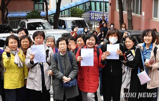 "우리 모두 원하는 대학 갈꺼에요"오전반 수업을 마치고 하교하는 고3 학생들의 표정이 밝다. 일성여자중고등학교는 오전반, 오후반으로 나눠 수업을 진행한다.