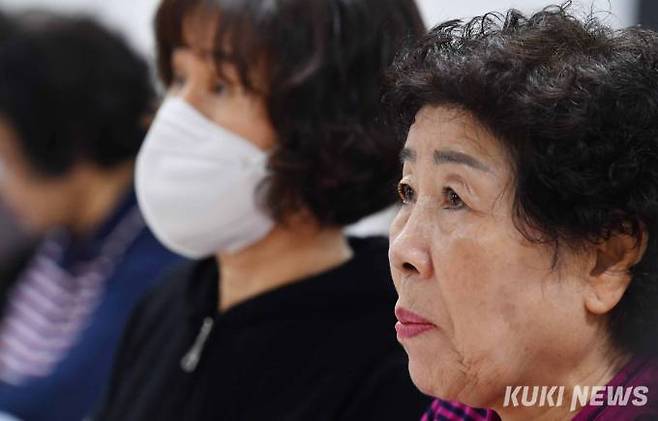 '한 문장도 놓칠 수 없다, 초롱초롱한 눈망울'영어수업시간, 선생님의 수능시험 예상문제와 풀이에 대해 학생들이 집중해 듣고 있다.