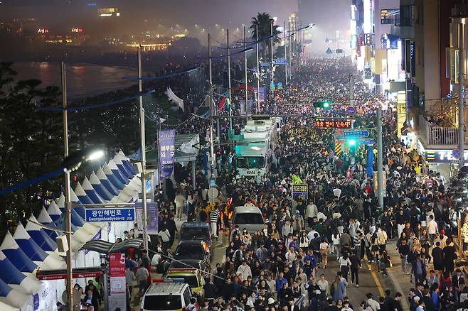 제18회 부산불꽃축제 인파 2023.11.4 / 사진 = 연합뉴스