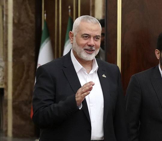 팔레스타인 무장정파 하마스 지도자 이즈마일 하니예가 지난 6월 이란 테헤란에서 에브라힘 라이시 이란 대통령을 만나기 위해 대통령실에 들어가고 있다. 이란 대통령실 AP 뉴시스