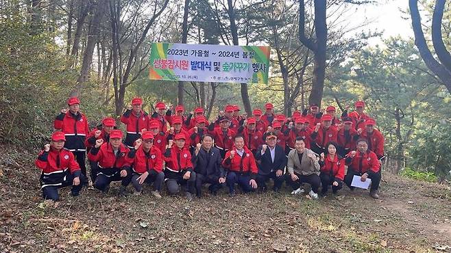 [부산=뉴시스] 부산 연제구는 황령산 일원에서 산불방지 인력과 관계 공무원 등 50여 명이 참석한 가운데 '산불감시원 발대식 및 숲가꾸기 행사'를 개최하고 본격적인 산불 대응을 벌인다. (사진=연제구 제공) *재판매 및 DB 금지