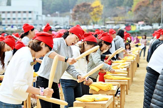 [청송=뉴시스] 김진호 기자 = 경북 청송군에서 열리고 있는 '2023 청송사과축제'에서 4일 '꿀잼 사과난타'가 펼쳐지고 있다. (사진=청송군 제공) 2023.11.05 photo@newsis.com @newsis.com *재판매 및 DB 금지