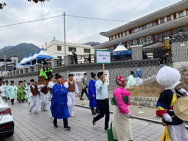 [창원=뉴시스] 강경국 기자 = 4일 경남 창원시 의창구 의창동 창원향교 및 구룡사 일원에서 조선시대 과거보러 가는 길 재현행사가 개최되고 있다. (사진=창원시청 제공). 2023.11.05. photo@newsis.com *재판매 및 DB 금지