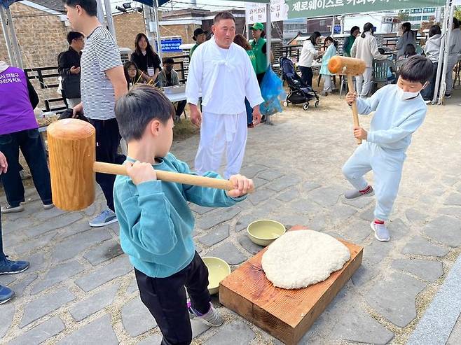 [창원=뉴시스] 강경국 기자 = 4일 경남 창원시 의창구 의창동 창원향교 및 구룡사 일원에서 조선시대 과거보러 가는 길 재현행사가 개최되고 있다. (사진=창원시청 제공). 2023.11.05. photo@newsis.com *재판매 및 DB 금지