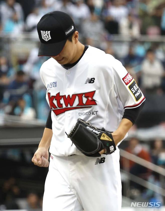 [수원=뉴시스] 정병혁 기자 = 5일 경기 수원시 KT위즈파크에서 열린 2023 KBO 플레이오프 KT 위즈 대 NC 다이노스의 5차전 경기, 6회초 2사 주자 2루 상황 NC 오영수를 잡아낸 뒤 이닝을 마친 KT 손동현이 덕아웃을 향하고 있다 . 2023.11.05. jhope@newsis.com