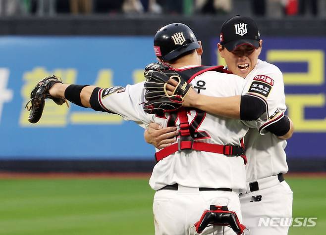 [수원=뉴시스] 김진아 기자 = 5일 경기 수원시 KT위즈파크에서 열린 2023 KBO 플레이오프 KT 위즈 대 NC 다이노스의 5차전 경기, 3대2로 승리한 KT 김재윤, 장성우 등 선수들이 기뻐하고 있다. 2023.11.05. bluesoda@newsis.com