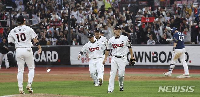 [수원=뉴시스] 김근수 기자 = 5일 경기 수원시 KT위즈파크에서 열린 2023 KBO 플레이오프 KT 위즈 대 NC 다이노스의 5차전 경기, 3대2로 KT위즈의 승리, KT 위즈 선수들이 기쁨을 나누고 있다. 2023.11.05. ks@newsis.com