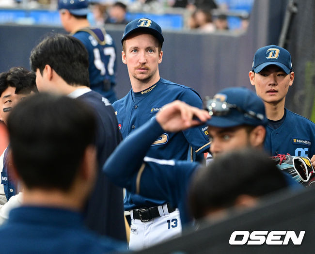 [OSEN=수원, 지형준 기자] 5일 오후 수원 KT위즈파크에서 ‘2023 신한은행 SOL KBO 포스트시즌 플레이오프’ 5차전 KT 위즈와 NC 다이노스의 경기가 열렸다.8회 공수교대에 NC 페디가 동료선수들을 격려하고 있다. 2023.11.05 /jpnews@osen.co.kr