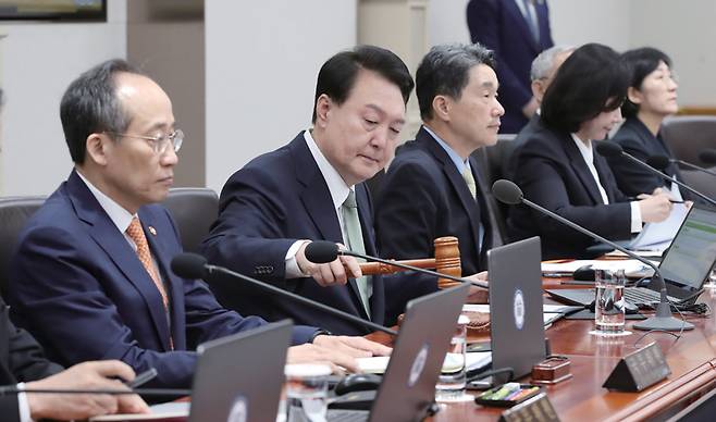 윤석열 대통령이 10월30일 서울 용산 대통령실 청사에서 열린 국무회의에서 개회를 선언하고 있다. 이 회의에서 법무부가 추진하는 '가석방 없는 종신형' 도입안이 통과됐다. ⓒ연합뉴스