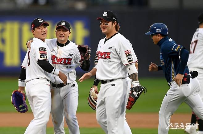 5일 수원KT위즈파크에서 ‘2023 KBO 포스트시즌’ KT 위즈와 NC 다이노스의 플레이오프 5차전 경기가 열렸다. KT가 3-2 역전승을 거두며 PO 전적 3승 2패로 한국시리즈 진출을 확정지었다. 수원 | 김종원 기자 won@donga.com