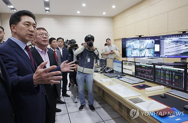 김포골드라인 차량기지 찾은 국민의힘 (김포=연합뉴스) 신준희 기자 = 국민의힘 김기현 대표가 30일 김포골드라인을 관리하는 김포한강차량기지를 방문, 관제실을 둘러보고 있다. 2023.10.30 hama@yna.co.kr