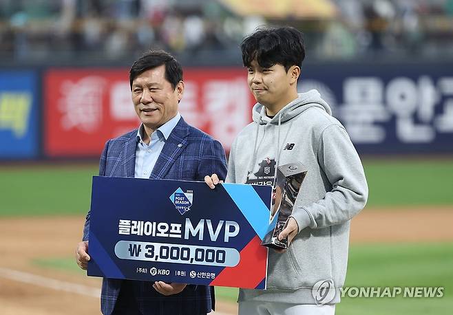 플레이오프 MVP 손동현 (수원=연합뉴스) 김성민 기자 = 5일 오후 경기도 수원케이티위즈파크에서 열린 2023 KBO리그 포스트시즌 플레이오프 5차전 NC 다이노스와 kt wiz의 경기에서 플레이오프 MVP에 선정된 kt 손동현이 기념 촬영을 하고 있다. 2023.11.5 ksm7976@yna.co.kr