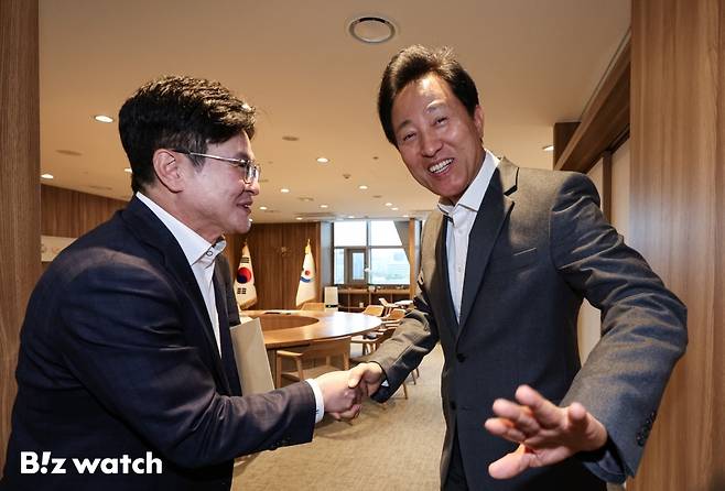 오세훈 서울시장(오른쪽)과 김병수 김포시장이 6일 오후 서울 중구 서울시청에서 김포시의 공식적인 서울 편입 방안을 논의하기 위해 만나고 있다./사진=이명근 기자 qwe123@