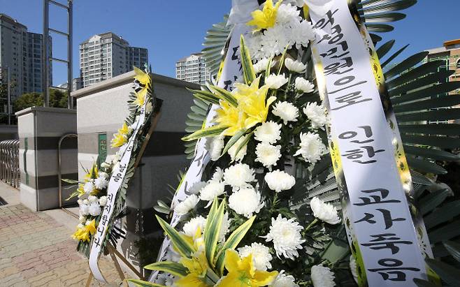 학부모 악성 민원에 시달리다 극단적인 선택을 한 대전 한 초등학교 교사를 추모하는 근조화환이 대전 유성구에 위치한 초등학교 정문에 놓여져 있다. (사진=뉴스1)