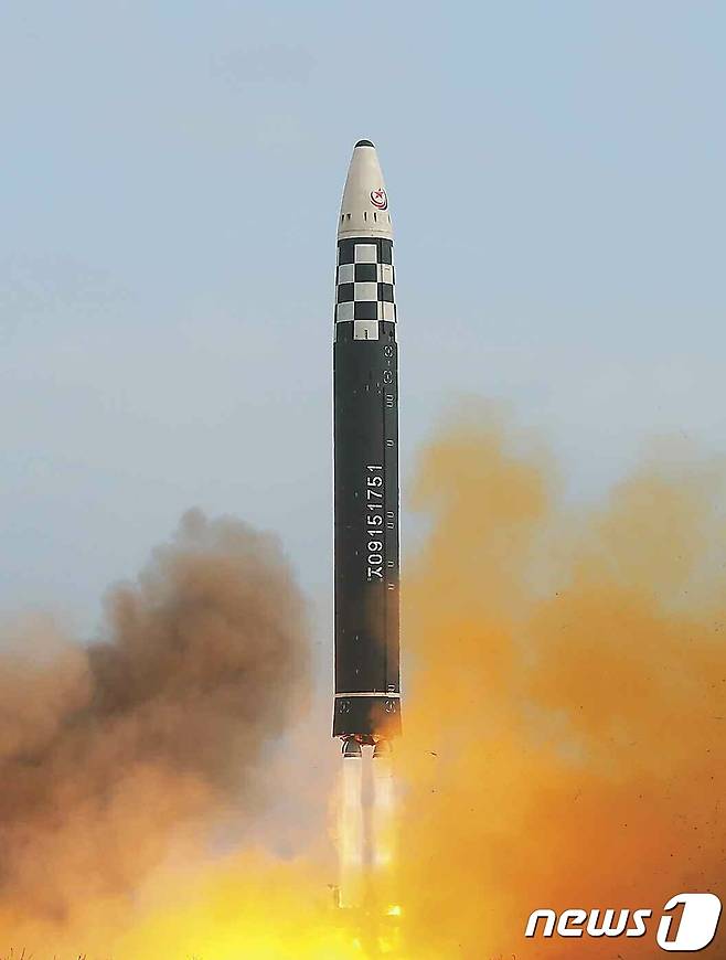 (평양 노동신문=뉴스1) = 북한의 대륙간탄도미사일(ICBM) '화성-17형' 발사 장면. [국내에서만 사용가능. 재배포 금지. DB 금지. For Use Only in the Republic of Korea. Redistribution Prohibited] rodongphoto@news1.kr