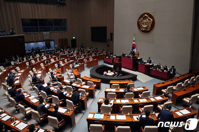 서삼석 국회 예결위원장이 6일 오전 서울 여의도 국회에서 열린 예산결산특별위원회 전체회의에서 의사봉을 두드리고 있다. 2023.11.6/뉴스1 ⓒ News1 황기선 기자