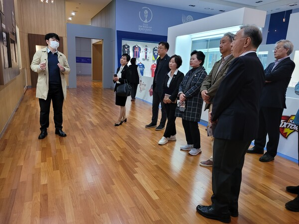 2일 수원광교박물관에서 개막된 '스포츠 동감, 수원' 테마전에 참석한 관계자들이 전시회장을 둘러보고 있다. 사진=수원광교박물관 제공