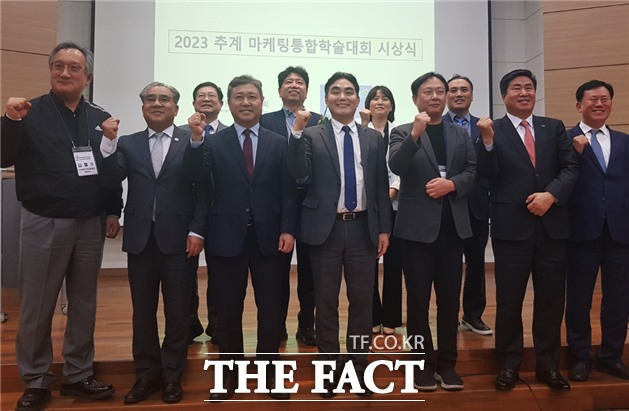 마케팅통합 학술대회 시상식에서 수상자들이 단체 기념사진을 촬영하고 있다 앞줄 왼족 네 번째가 김한용 경륜경정총괄본부 건전화혁신실장./경륜경정총괄본부