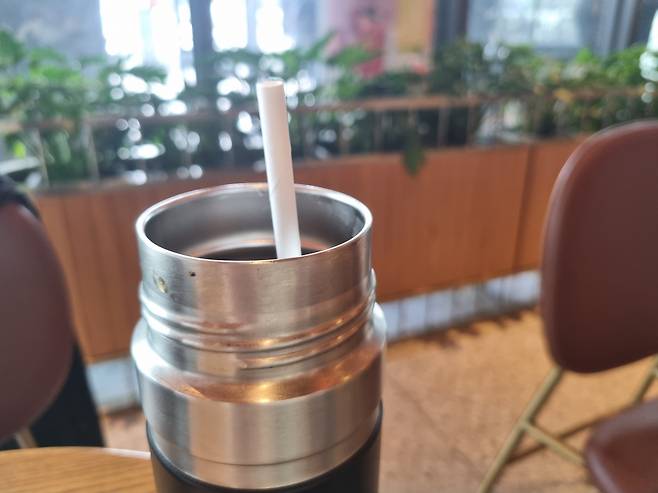 서울 시내 한 커피숍 텀블러에 꽂혀 있는 종이 빨대. /김양혁 기자
