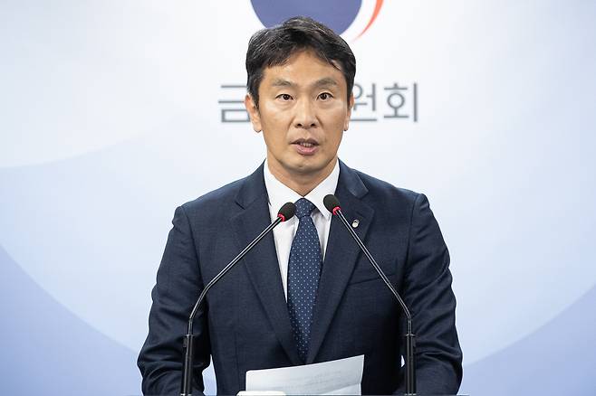 이복현 금융감독원장이 5일 서울 종로구 정부서울청사 브리핑룸에서 열린 공매도 전면 금지 관련 브리핑에서 관행화된 무차입 공매도 관련 입장을 밝히고 있다./뉴스1