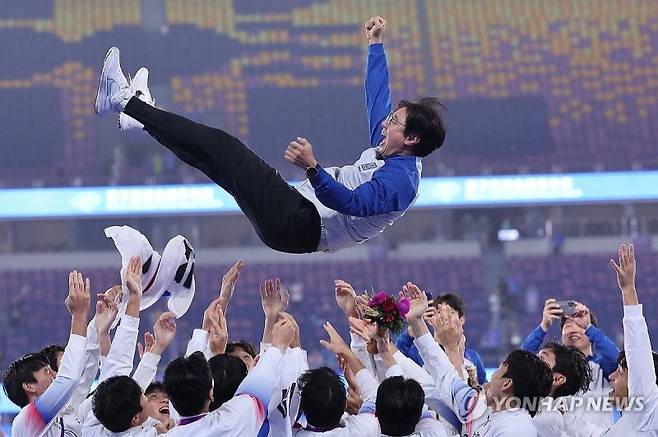 (항저우=연합뉴스) 2022 항저우 아시안게임 남자 축구 금메달을 차지한 대표팀 선수들이 7일 중국 항저우 황룽 스포츠센터 스타디움에서 열린 메달 수여식에서 황선홍 감독을 헹가래 치고 있다.