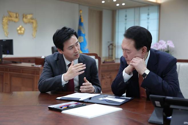 윤석열 대통령과 김기흥 전 대통령실 부대변인.