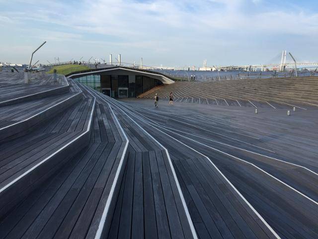 건축가 FOA의 설계작, 일본 요코하마 페리 터미널은 '대지 건축'의 전형적인 사례다.