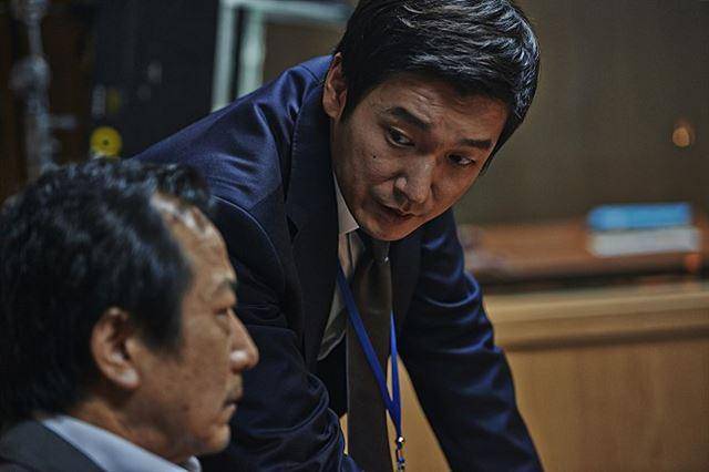 영화 ‘내부자들’의 한 장면. 검사 우장훈(조승우 분)이 비자금 사건 주요 피의자에 플리바게닝을 시도하는 장면. 쇼박스 제공