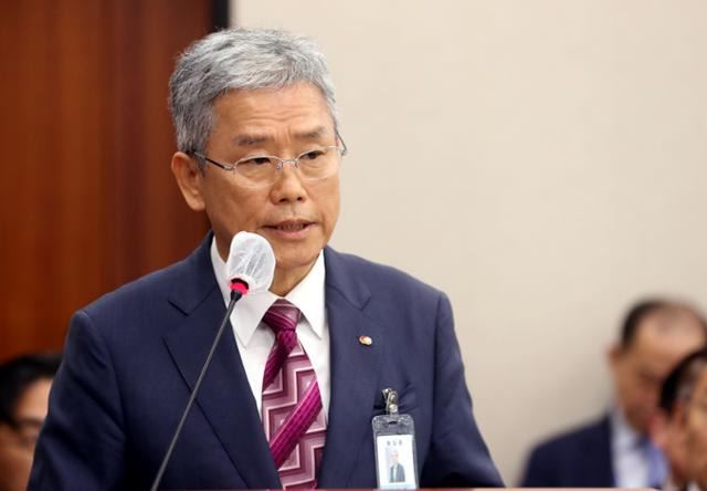 김동철 한국전력공사 사장이 지난달 26일 오전 서울 여의도 국회에서 열린 산업통상자원중소벤처기업위원회 국정감사에서 의원들의 질의에 답변하고 있다. 뉴시스