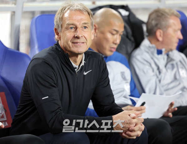 위르겐 클린스만 감독이 이끄는 대한민국 축구대표팀이 17일 오후 수원월드컵경기장에서 베트남 대표팀과 평가전을 펼쳤다. 경기전 클린스만 감독이 벤치에 자리하고있다. 수원=정시종 기자 capa@edaily.co.kr /2023.10.17.