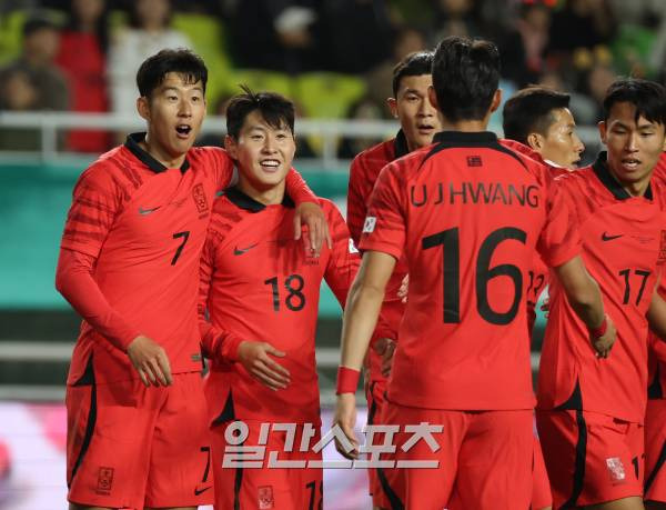 위르겐 클린스만 감독이 이끄는 대한민국 축구대표팀이 17일 오후 수원월드컵경기장에서 베트남 대표팀과 평가전을 펼쳤다. 이강인이 5번쨰골을 성공시키고 손흥민과 기뻐하고있다. 수원=정시종 기자 capa@edaily.co.kr /2023.10.17.