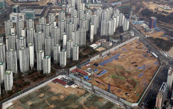 서울 송파구 롯데월드타워 서울스카이에서 바라본 진주·미성·크로바 아파트 재건축 현장 [사진=뉴시스]
