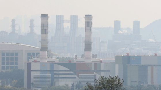 인천시 서구 경인아라뱃길에서 바라본 서구지역 발전소 모습. 연합뉴스