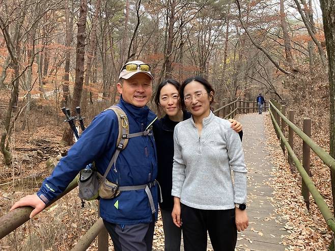 김종순 전라일보 기자(맨 왼쪽)가 큰 딸, 아내(오른쪽)와 함께 세조길을 걷고 있다.