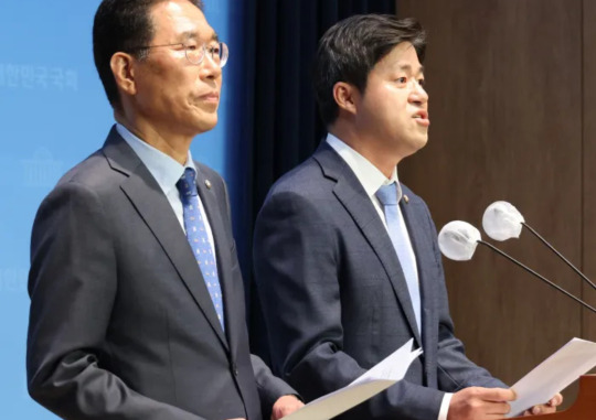 Democratic Party lawmakers fire away: Democratic Party of Korea legislators representing districts in Gimpo announce their position on the People Power Party’s proposal to incorporate Gimpo into Seoul at a press conference at the National Assembly on November 5. Yonhap News