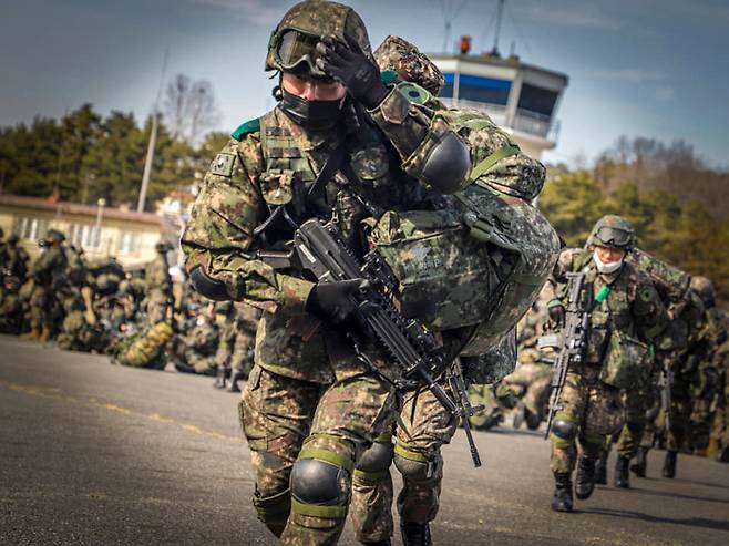 Troops from the armed service's 2nd Quick Response Division conducted eight-day airborne drills that ended on October 25 in Gyeonggi and North Chungcheong Provinces. (Republic of Korea Army)