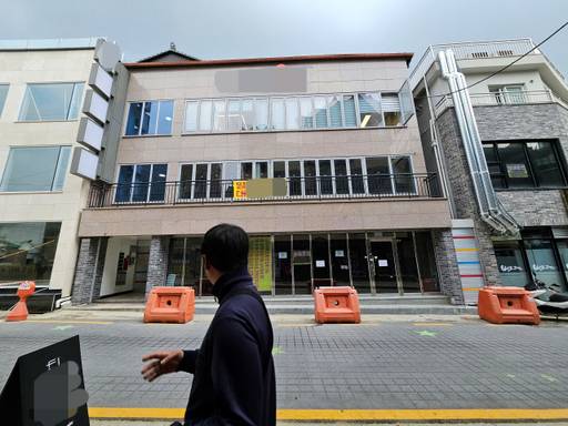 5일 수원특례시 팔달구 덕영대로 일대 옛 성매매 집결지 터. 리모델링된 상가 건물에 인적이 뚝 끊긴 채 ‘임대 문의’ 현수막만 붙어있다. 황아현기자