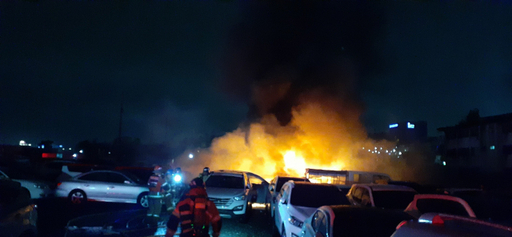 6일 오전 3시51분께 인천 연수구 옥련동 중고차수출매매단지 내 주차 차량에서 화재가 발생했다. 인천소방본부 제공
