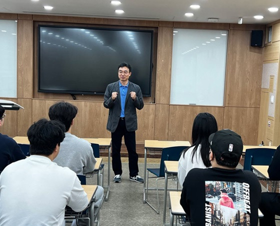 경상국립대학교가 최근 경남 스마트공장 인력양성사업 교육생을 대상으로 AI(인공지능) 활용 면접 교육을 실시했다/사진제공=크로노그래프