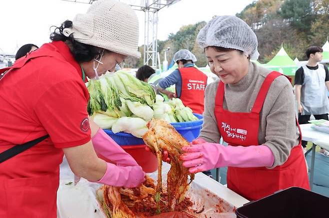 [괴산=뉴시스] 강신욱 기자 = 2023 괴산김장축제가 개막한 3일 충북 괴산종합운동장에서는 가족 단위 체험객들이 김장김치 담그기를 하고 있다. (사진=괴산군 제공) 2023.11.03. photo@newsis.com *재판매 및 DB 금지