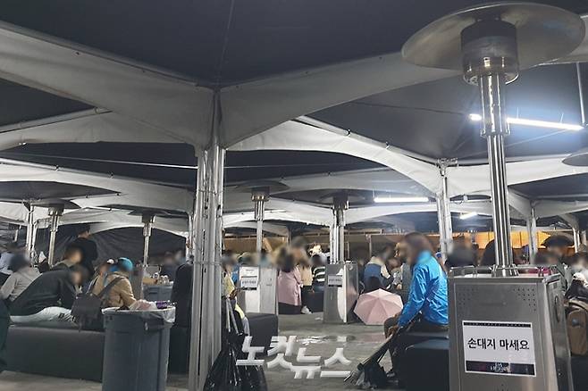 소파, 난방 기기, 휴지통 등이 마련된 히어로 스테이션 내부. 김수정 기자