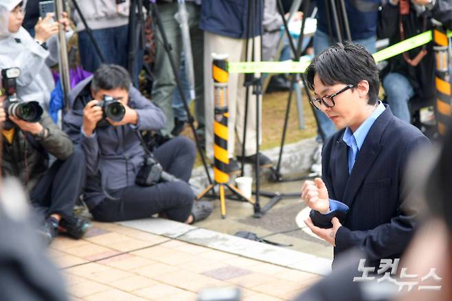 '마약 투약' 혐의를 받는 가수 지드래곤(본명 권지용)이 6일 조사를 받기 위해 인천 논현경찰서에 출석하고 있다. 경찰은 권씨를 상대로 간이 시약 검사를 진행해 투약 여부 등을 확인한 뒤 소변과 모발을 채취해 국립과학수사연구원에 정밀 감정을 의뢰할 방침이다. 박종민 기자