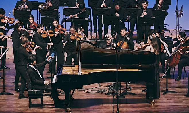 지난 3일 제3회 포항음악제 개막 공연에서 피아니스트 손민수가 지휘자 없이 서서 연주하는 포항음악제 오케스트라와 협연하고 있는 모습. 포항음악제 제공