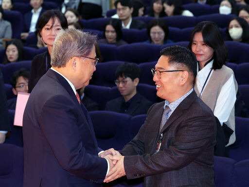 다큐멘터리 상영 전 박진 외교부 장관(왼쪽)이 20여년간 1000명이 넘는 탈북민을 탈출시킨 갈렙선교회 김성은 목사를 만나 악수하고 있다. 연합뉴스