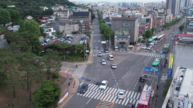 교차로 개선방안이 마련된 수원 병무청사거리 가변차로. 사진 제공 = 경기도