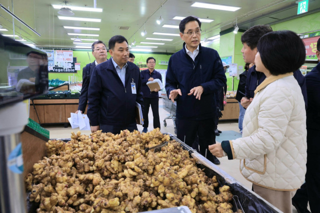 한훈 농림축산식품부 차관이 6일 경기도 수원시 하나로마트 수원점을 찾아 농축산물 수급 상황을 점검하고 있다. /사진=농식품부